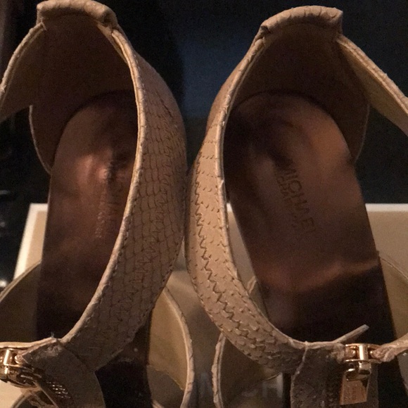 Michael Kors Berkley T-Strap Sandals - Picture 3 of 8